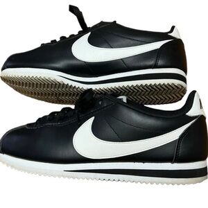 Nike Men's Black and White Sneakers